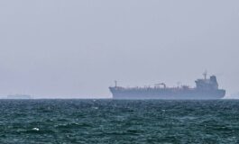 Iran Pasdaran Petroliera con 2 milioni di barili greggio urta mina a Hormuz nave in fiamme 265x160