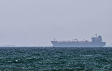 Iran Pasdaran Petroliera con 2 milioni di barili greggio urta mina a Hormuz nave in fiamme 364x230
