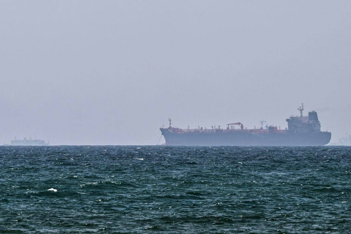Iran, Pasdaran: "Petroliera con 2 milioni di barili greggio urta mina a Hormuz, nave in fiamme"