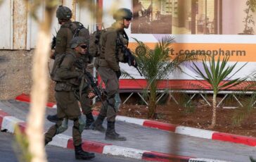 Israele attacco a Hebron 2 morti e 5 feriti. Netanyahu ordina blocco totale Cisgiordania 364x230