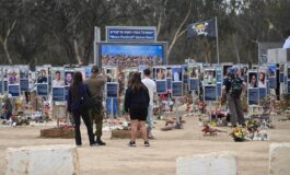 Israele i due volti del 7 ottobre sopravvissuti e familiari si riuniscono il giorno del massacro il governo il 5 265x160
