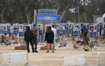 Israele i due volti del 7 ottobre sopravvissuti e familiari si riuniscono il giorno del massacro il governo il 5 364x230