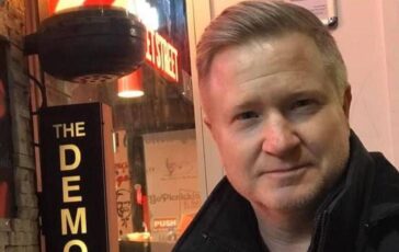 Kevin Bleyer lo sceneggiatore di The Daily Show morto a 54 anni in un incidente stradale 364x230