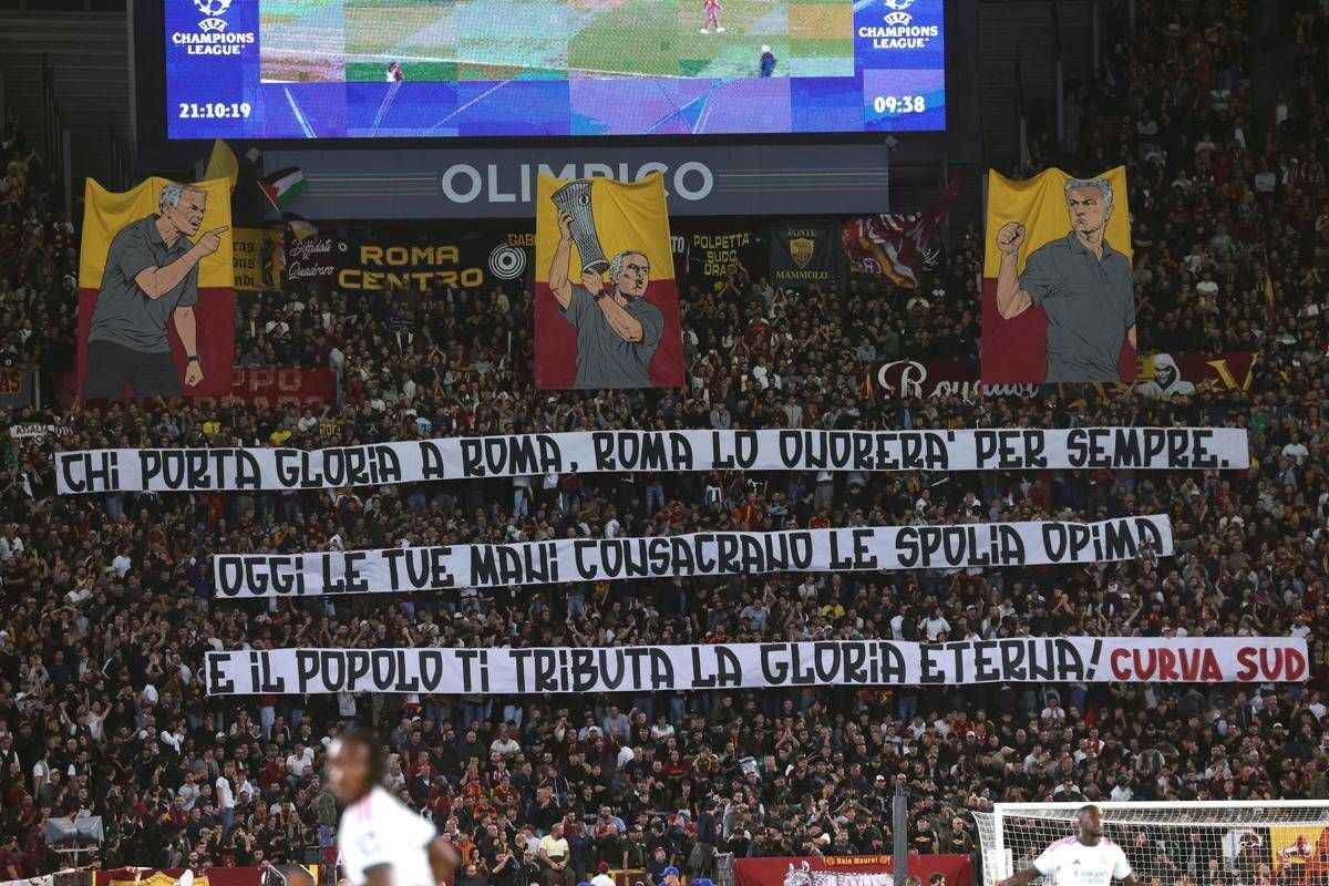 L’Olimpico celebra Mourinho: cori, striscioni e lui manda un bacio alla Curva Sud
