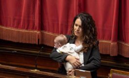 Legge elettorale Barzotti in aula con il figlia piccola per seguire Conte 265x160