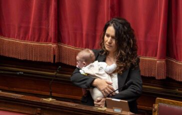 Legge elettorale Barzotti in aula con il figlia piccola per seguire Conte 364x230