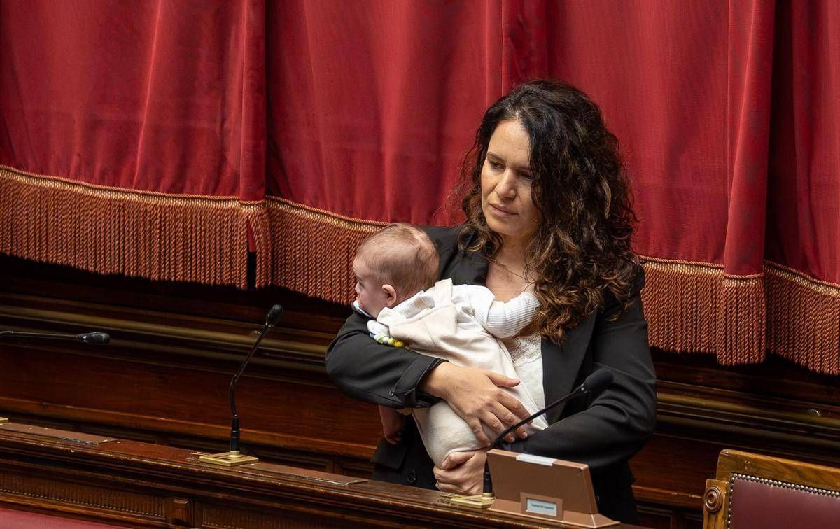 Legge elettorale, Barzotti in aula con il figlia piccola per seguire Conte