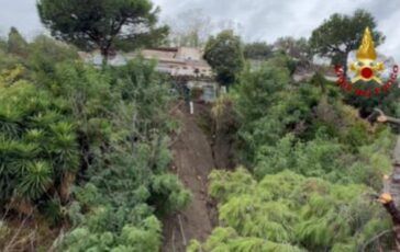 Maltempo in Campania frana a Mergellina evacuati tre appartamenti 364x230
