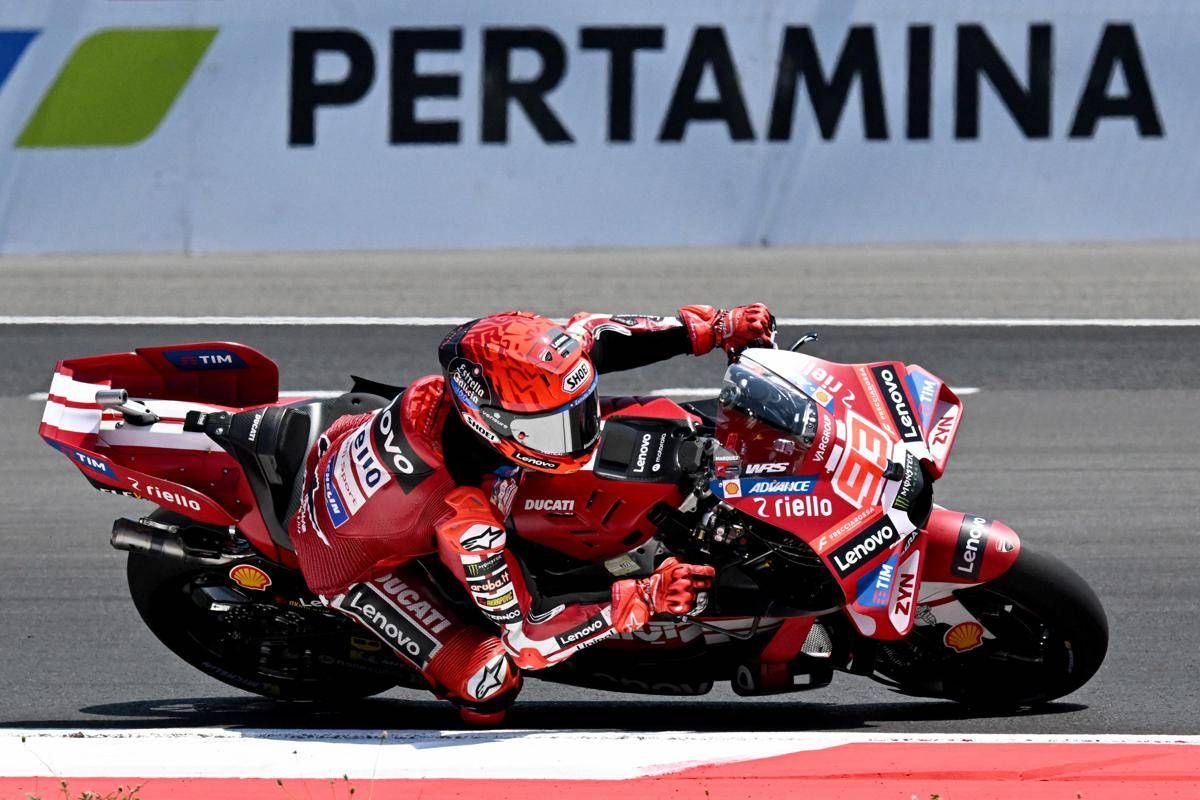 Marquez accelera, Bezzecchi e Fernandez cadono: cos'è successo in partenza in MotoGp