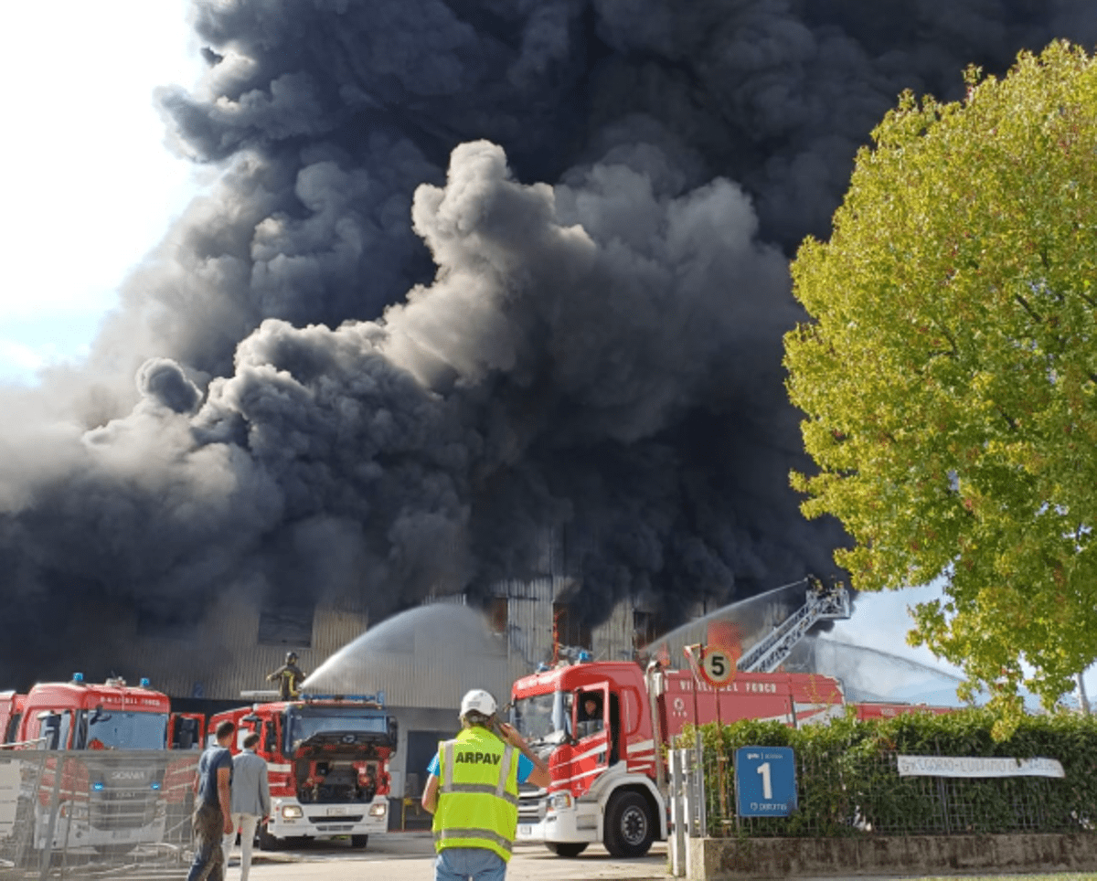 Maxi incendio a Malo, fiamme in una fabbrica di laterizi: "Mantenere chiuse porte e finestre"