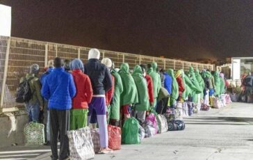 Migranti traduceva male colloqui con richiedenti asilo fermato interprete a Siracusa 364x230