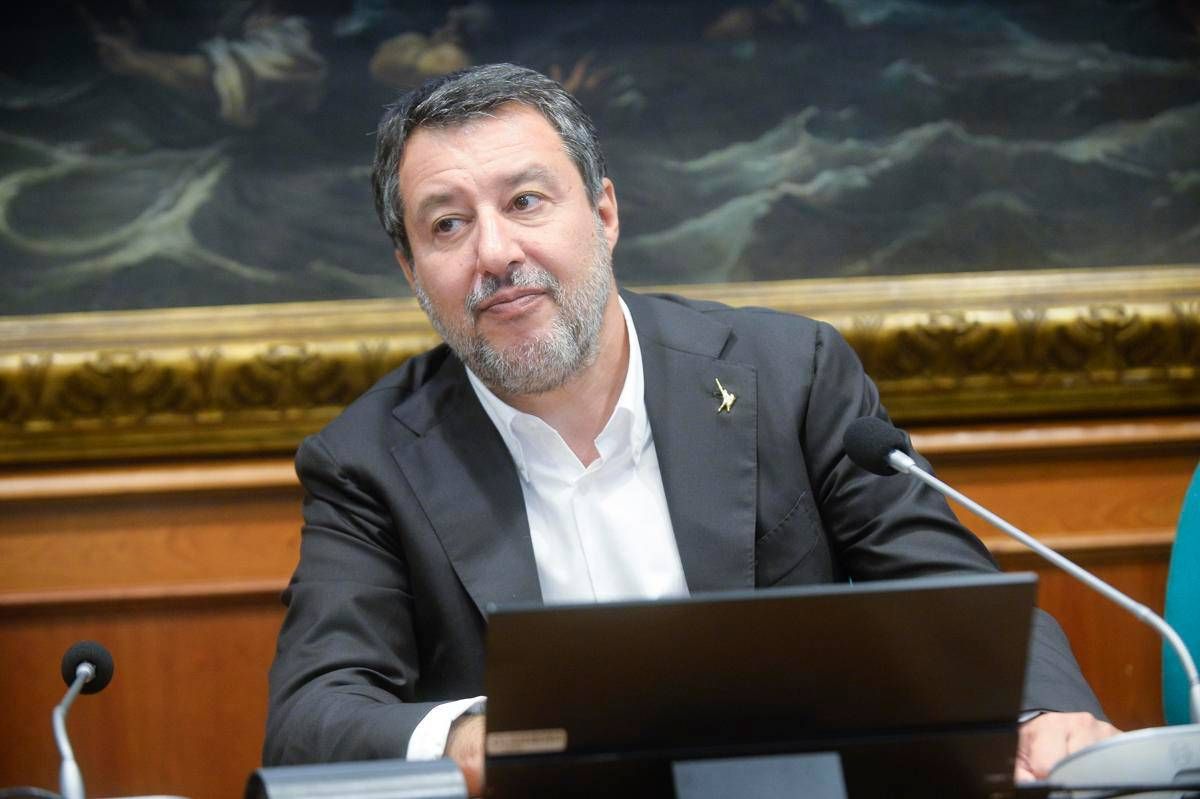 Milano, Salvini: "Arrivano 500 parà per ordine pubblico, potranno usare droni e Lince"