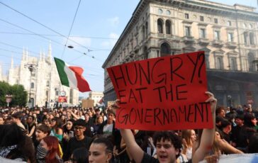 Milano bottiglie e oggetti contro la polizia corteo Italia in Piazza spezzato in due 364x230