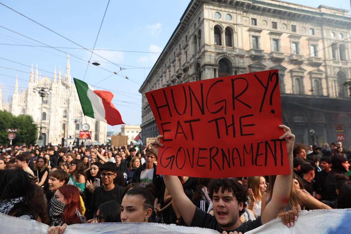 Milano, bottiglie e oggetti contro la polizia: corteo 'Italia in Piazza' spezzato in due