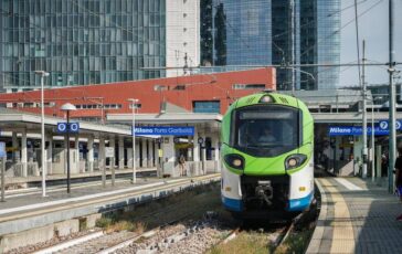 Milano giovane investita da treno a Porta Garibaldi solo lievi ferite 364x230