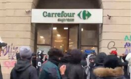 Milano riparte la guerriglia in centro sfondano vetrine saccheggiato un supermercato. Sessanta giovani accompagnati in Questura 265x160