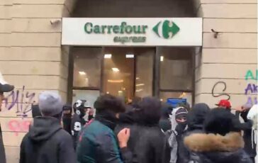 Milano riparte la guerriglia in centro sfondano vetrine saccheggiato un supermercato. Sessanta giovani accompagnati in Questura 364x230