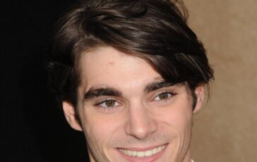 Morto a 34 anni RJ Mitte addio al Walter White Jr. di Breaking Bad 364x230