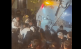 Napoli 50enne pestato da branco ragazzini e investito da camion rifiuti rischia amputazione gamba IL VIDEO 265x160