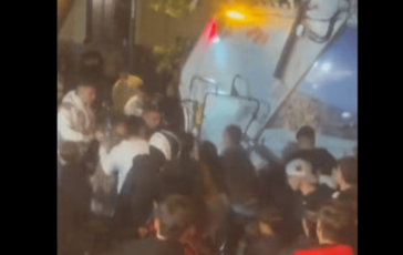 Napoli 50enne pestato da branco ragazzini e investito da camion rifiuti rischia amputazione gamba IL VIDEO 364x230