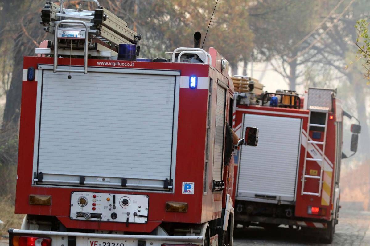 Nube tossica dopo incendio a Caivano, sospese attività nella zona Asi: "Obbligo di mascherina"
