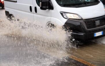 Nubifragio su Roma strade allagate e traffico in tilt giornata da incubo 364x230
