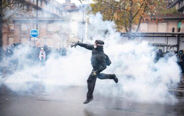 Nuove proteste oggi in Francia lallarme Manifestazioni ad alto rischio di violenza urbana 364x230