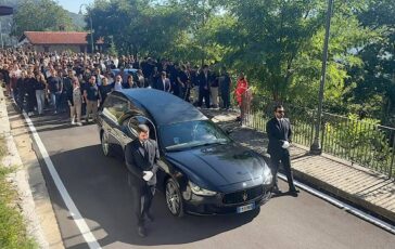 Operaio morto al Colosseo folla ai funerali di Andrea Moretti presente anche il ministro Giuli 364x230