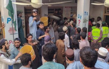 Pakistan crolla il tetto di una scuola a Peshawar 28 morti e 30 feriti 364x230