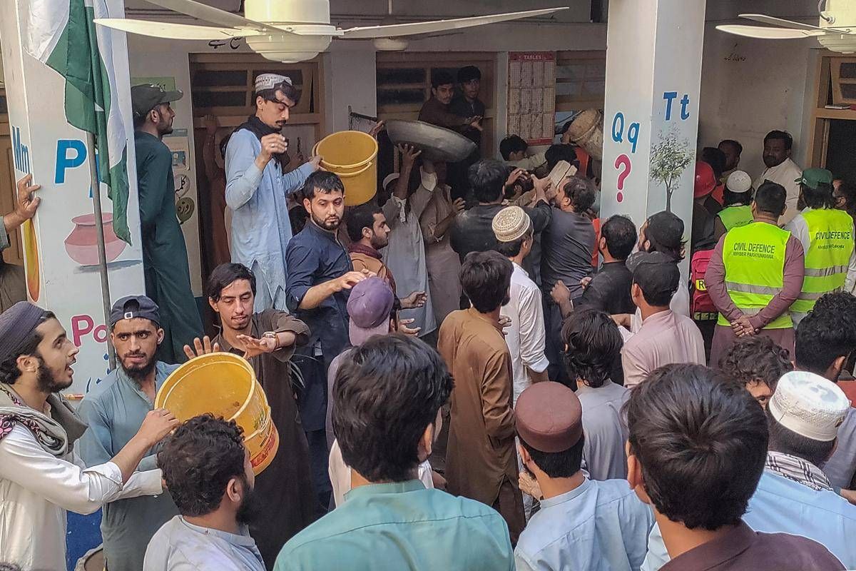 Pakistan, crolla il tetto di una scuola a Peshawar: 28 morti e 30 feriti