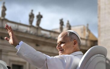 papa leone xiv in auto scoperta prima delludienza generale grazie a tutti per il sostegno 2