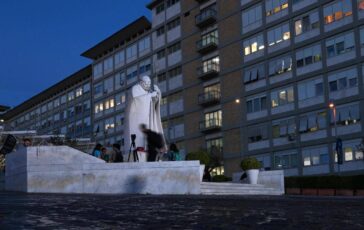 Papa Vaticano Bene la notte al Gemelli si e alzato e ha fatto colazione 364x230