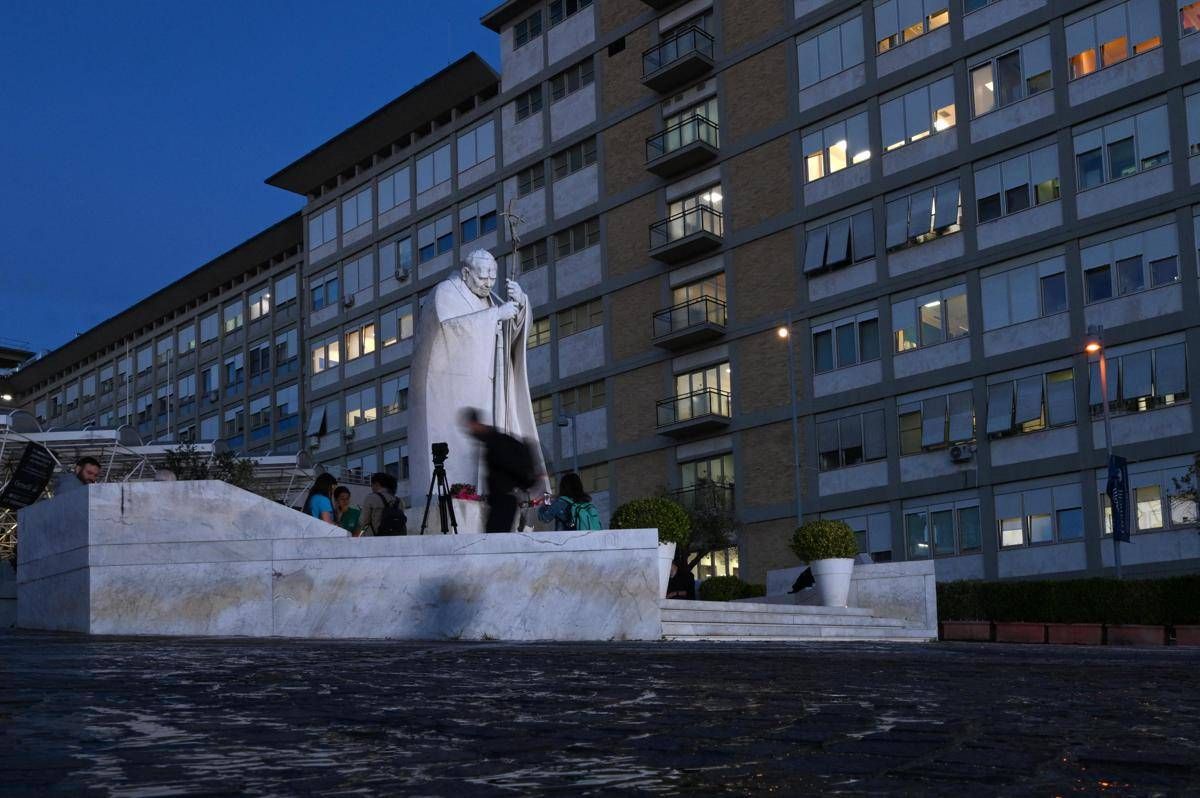 Papa, Vaticano: "Bene la notte al Gemelli, si è alzato e ha fatto colazione"