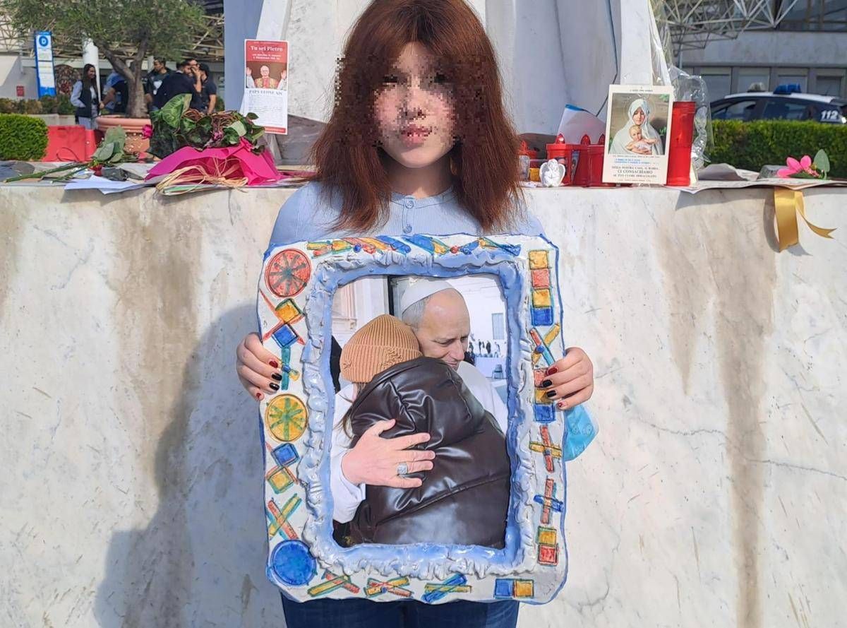 Papa, la gioia della 13enne Varvara per le dimissioni: "Ho avuto il cancro, vorrei restituirgli quell'abbraccio"
