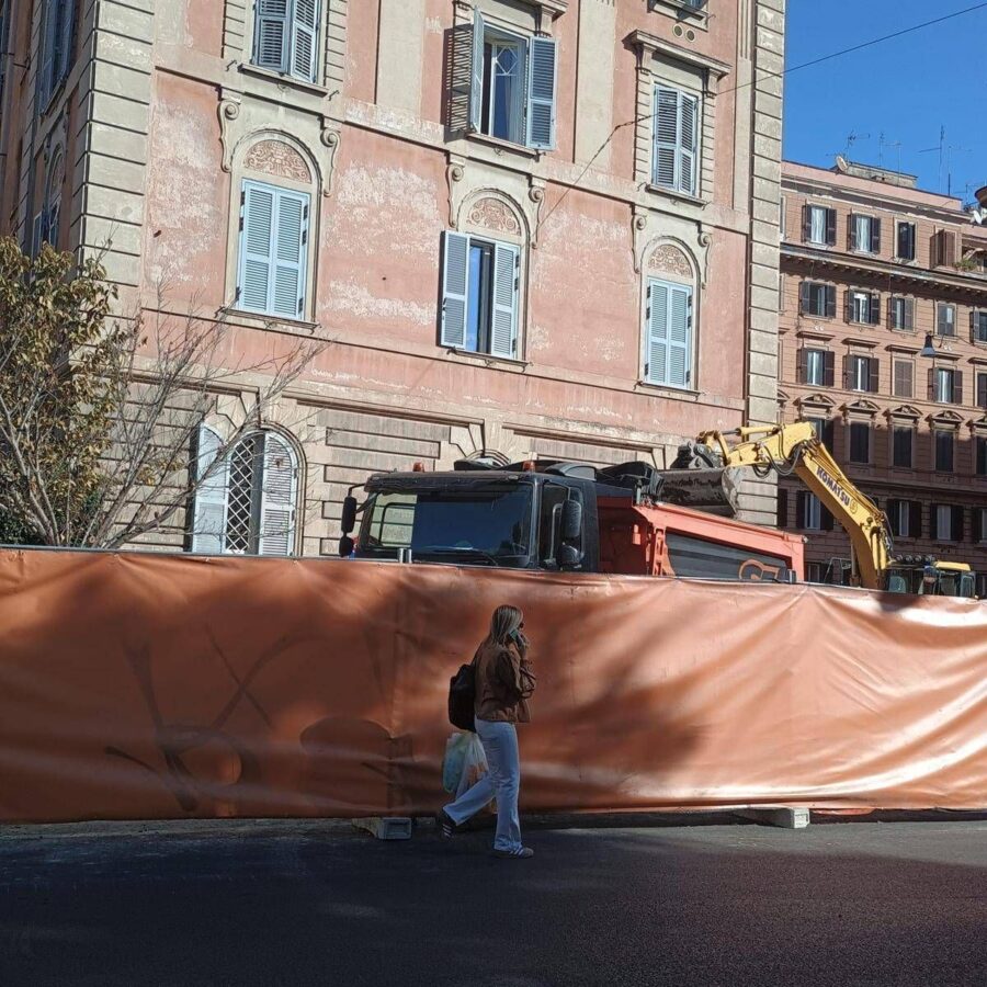 Parcheggio piazza Capponi, residenti: "Ennesimo scavo inutile e i nostri palazzi tremano"