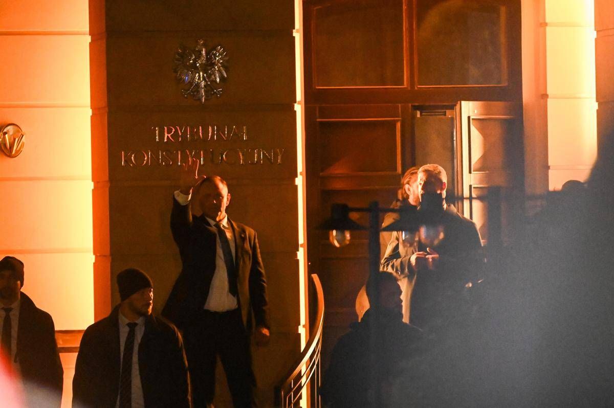 Polonia, scontro su Corte Costituzionale e Nawrocki forza ingresso nella sede: "Tusk minaccia sicurezza nazionale"