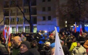 Polonia sospeso presidente della Corte Costituzionale polizia schierata attorno alledificio 364x230