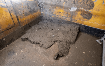 pompei scoperto larmadio dei ricordi allinterno trucco monete e unantica collana 2