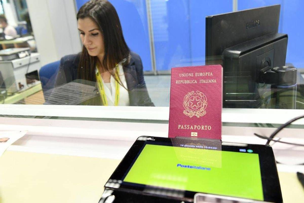 Poste, passaporti da record: superate 300mila richieste
