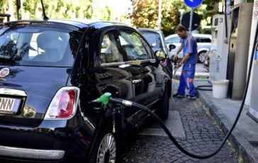 Prezzi carburanti nuova accisa sul diesel aumenti per IP e Q8 frenata di Eni 364x230