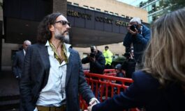 Processo a Russell Brand la terza accusatrice in aula Ho chiuso gli occhi e ho cercato di non essere li 265x160