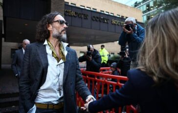 Processo a Russell Brand la terza accusatrice in aula Ho chiuso gli occhi e ho cercato di non essere li 364x230