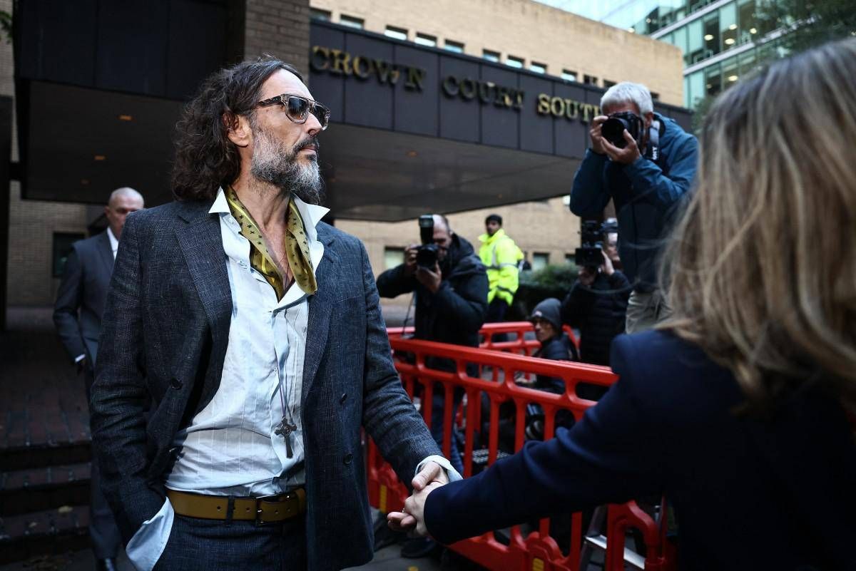 Processo a Russell Brand, la terza accusatrice in aula: "Ho chiuso gli occhi e ho cercato di non essere lì"