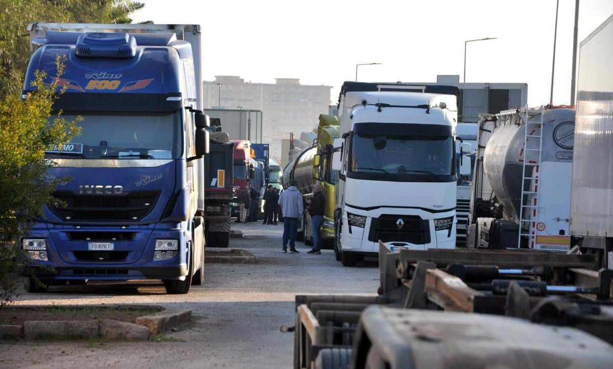 Protesta Tir, il Garante chiede la precettazione: "Pericolo grave per i cittadini"