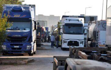 Protesta autotrasportatori blocchi sospesi in Calabria e Sicilia oggi il decreto del governo 364x230
