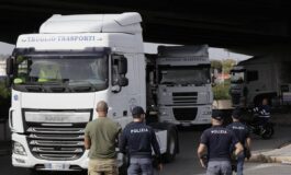 Protesta dei tir stop ai blocchi in Campania ripartono i rifornimenti. Il Garante invoca la precettazione 265x160