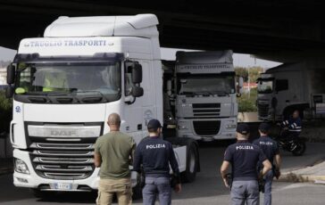 protesta dei tir stop ai blocchi in campania ripartono i rifornimenti il garante invoca la precettazione 2
