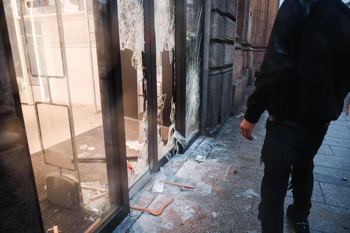 Proteste Milano, l'esercito dei minori in piazza: il più giovane identificato negli scontri ha 11 anni