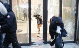 Proteste a Milano lo psicologo Vetrine rotte desideri intatti. Il paradosso che svela la fragilita dei giovani 265x160