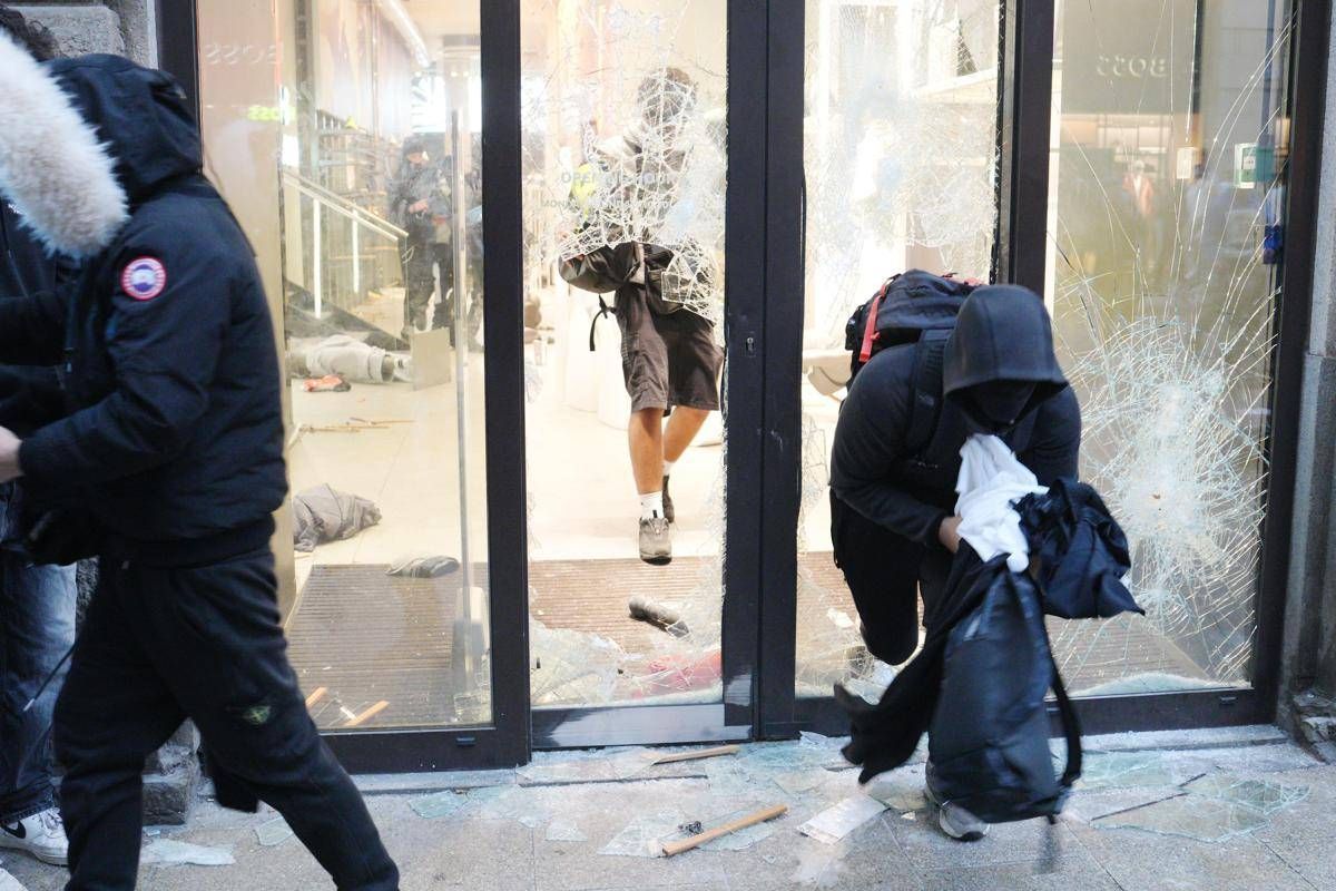 Proteste a Milano, lo psicologo: "Vetrine rotte, desideri intatti. Il paradosso che svela la fragilità dei giovani"